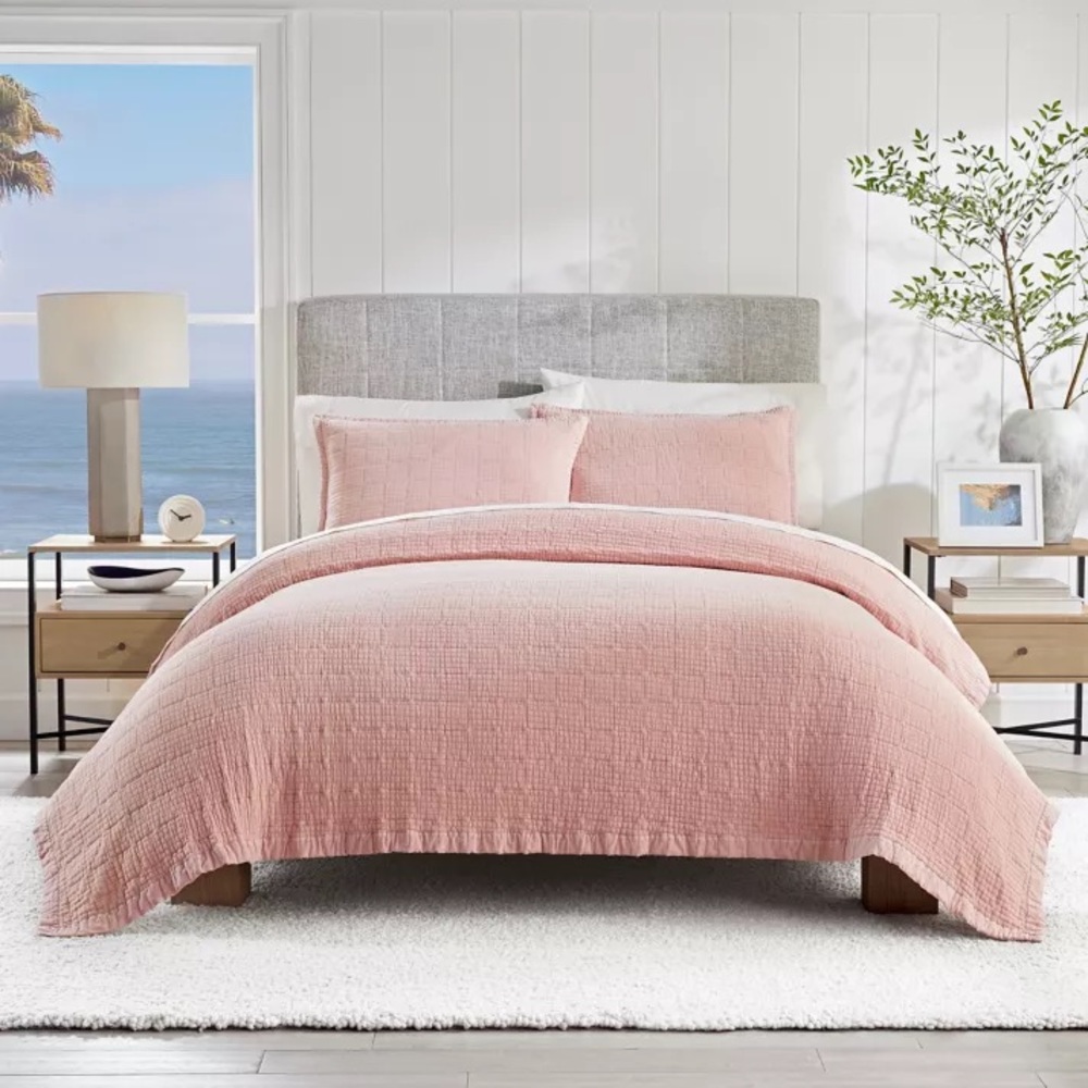 UGG Full/ Queen size Quilt set in Quartz pink color